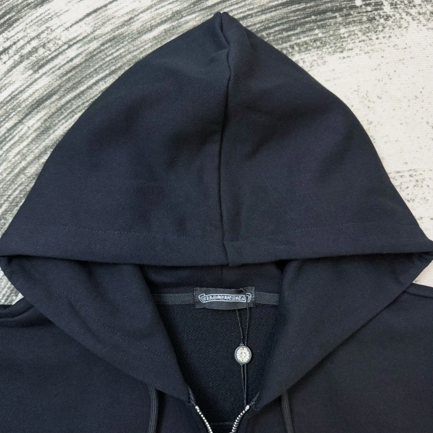 P310 Chrome Hearts Miami limited-edition horseshoe embroidered leather label hooded jacket, the same style at ChromeHearts counters. Made of 430g double-strand double yarn pure cotton terry fabric. The original custom hardware zippers are restored in place. The handle is very textured. Three-dimensional and atmospheric. Versatile and easy to wear in autumn. Simple and elegant. It adopts the os version. The upper body effect is great. Suitable for all body types. Soft and comfortable. CH Sanskrit embroidered letters on the front and large horseshoe Sanskrit leather label on the back. The small mark on the hem is the finishing touch. It is machine washable. It will not fade or deform. It has complete accessories. Original mold opening. Perfect restoration. ZP 2:1. Same style for men and women. Versatile and not picky. Size: s m l xl. Color: black